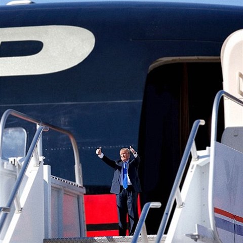 Mal Trump vystupuje z velkho letadla