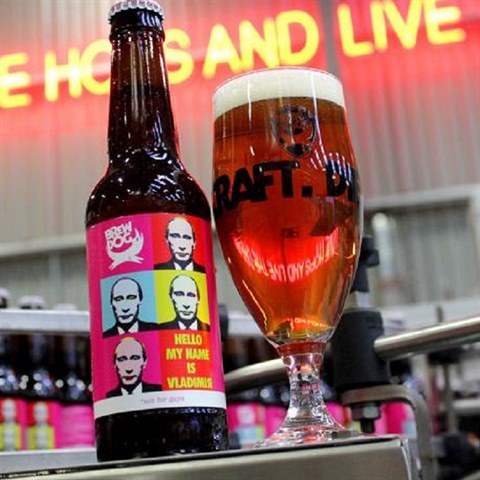 Pivo s Putinovou podobiznou m tst, e je distribuovno ve skle a tak nebude...