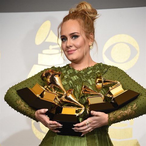 Adele promnila vech pt nominac, outfitem vak nepekvapila.