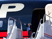Malý Trump vystupuje z velkého letadla