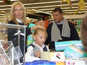 Jií Paroubek se svou krásnou rodinou na nákupech.
