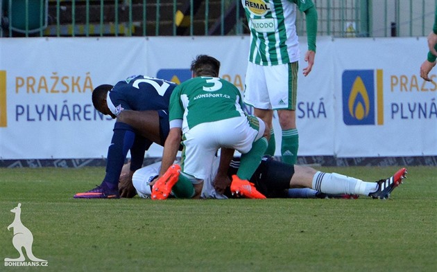 Francis Koné (v modrém dresu) zachránil Martinu Berkovcovi (leící na zemi)...