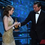Božský Leo předává Oscara Emmě Stone za hlavní ženskou roli za film La la land.
