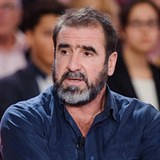 Eric Cantona bhem zpasu svm kopem odrovnal fanouka.