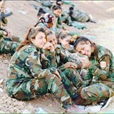 Kurdská bojovnice Şehıd Namıren (uprostřed) zahynula.