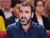 Eric Cantona bhem zápasu svým kopem odrovnal fanouka.