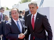 Barrack Obama se zdraví s francouzským prezidentem Hollandem, nahradí ho ve...