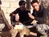 tn nakonec zachránili irátí rebelové, kteí také ve natoili na video.