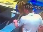 Dvojice se za své �vystoupení� p�es noc proslavila.