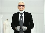Karl Lagerfeld patí mezi nejvlivnjí a nejuznávanjí módní návrháe svta.