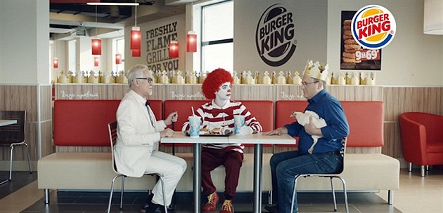 Ti symboly znesváených fastfood u jednoho stolu. Vtipná reklama me zaít.