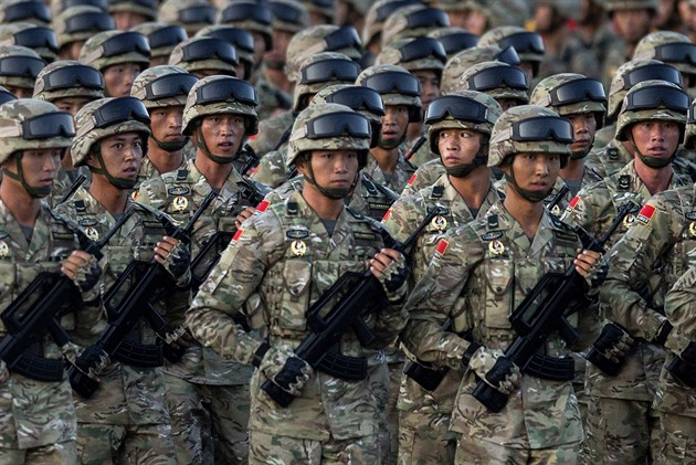 íntí milicionái v Sin-iangu písahají, e budou bojovat proti terorismu.