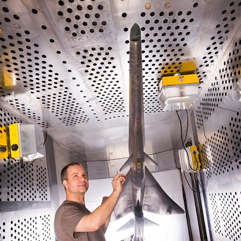 Mechanick Dan Pitts testuje zmenenou verzi X-plane vaerodynamickm tunelu.
