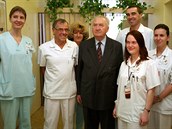 Prezident Ková se nechal vyfotit s personálem nemocnice, která se o nj...