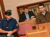 Robert Neff Novák u soudu. Za vradu manelky v únoru 2008 dostal 13 let. Letos...