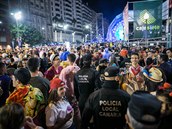 Policie prochází hlavní kolonádou, kde probíhalo karnevalové veselí