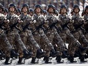 Pehlídka ínských milicí v ujgurské oblasti Sin-iang