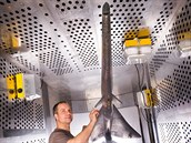 Mechanické Dan Pitts testuje zmenenou verzi X-plane v aerodynamickém tunelu.