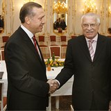 Recep Erdogan se zdraví s Václavem Klausem.