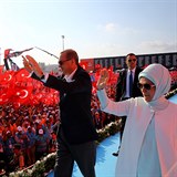 Erdogan se svou manelkou zdrav davy svch pznivc.