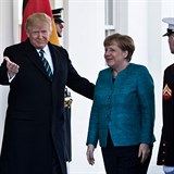 Nejprve Trump německou kancléřku Merkelovou přivítal uctivě.