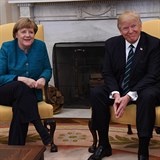 Ne, ne a ne! Ruku Donald Trump Merkelov nepodal.