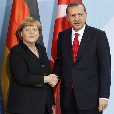 Recep Erdogan s Angelou Merkelovou tady vypadaj jako dv voskov figurny. Ale...