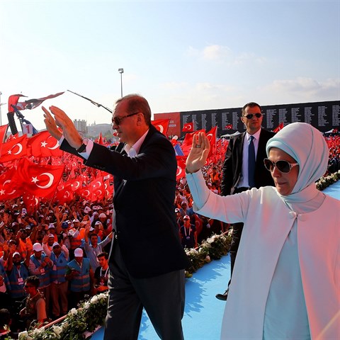 Erdogan se svou manelkou zdrav davy svch pznivc.