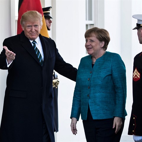 Nejprve Trump nmeckou kanclku Merkelovou pivtal uctiv.