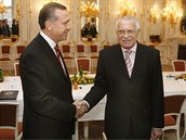 Recep Erdogan se zdraví s Václavem Klausem.