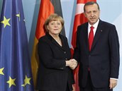 Recep Erdogan s Angelou Merkelovou tady vypadají jako dv voskové figuríny. Ale...