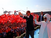 Erdogan se svou manelkou zdraví davy svých píznivc.