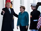 Nejprve Trump nmeckou kancléku Merkelovou pivítal uctiv.