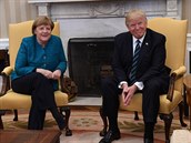 Ne, ne a ne! Ruku Donald Trump Merkelové nepodal.