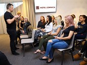 Bývalý manažér Intersparu Martin Ditmar vysvětluje dívkám, jak se stát novou...