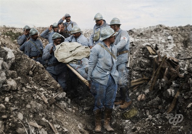Zdravotnci odnej mrtvho z dobitho zem v srpnu 1917.