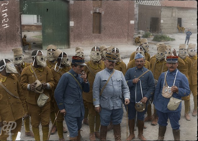 Francouzsko-senegalsk oddl pzuje s novmi plynovmi maskami.