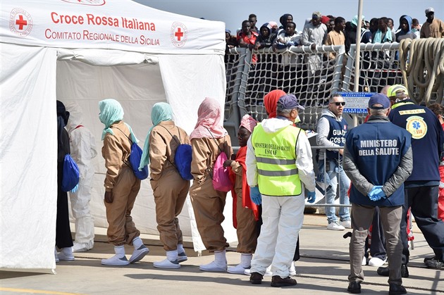 Migranti po píjezdu do Itálie podstupují povinnou lékaskou prohlídku.