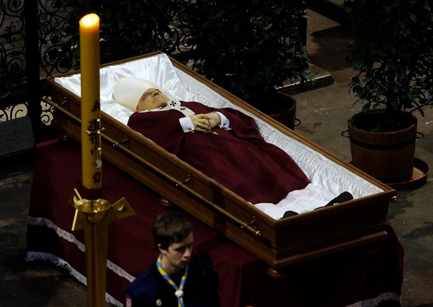 V Katedrále sv. Víta bylo 23. bezna 2017 vystaveno tlo zesnulého kardinála...