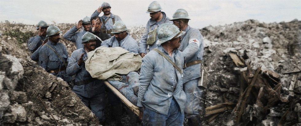 Zdravotníci odnáejí mrtvého z dobitého území v srpnu 1917.