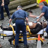Khalid Masood, terorista z Londýna. Záchranáři ho odvážejí poté, co ho...