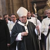 Kardinál Dominik Duka přichází na mši