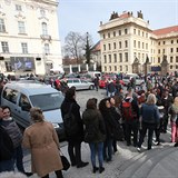 Poheb Miloslava Vlka pilkal i mnoho turist.