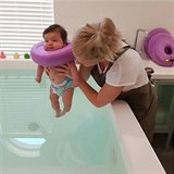 Děťátko se do vody vyloženě těší.