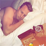 Fotku s luxusním telefonem i hodinkami zveřejnil David Limberský na Instagramu.