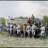Francouzt a amerit dstojnci, kte se zastnili znovudobit Cantigny, pzuj u francouzskho tanku Schneider, kvten 1918.