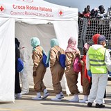 Migranti po příjezdu do Itálie podstupují povinnou lékařskou prohlídku.