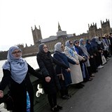 Muslimské ženy na Westminsterském mostě.