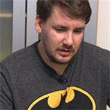 Pavel sice nos triko s logem Batmana, o superhrdinu ale nejde.