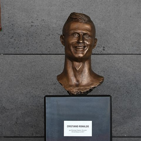 Cristiano Ronaldo se dokal vlastn sochy a te aby radji chodil kanlem!